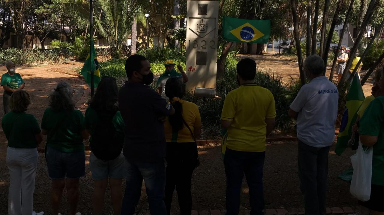 Foto 19 de 31 — Manifestantes fazem ato pró-Bolsonaro na Praça da Independência; veja imagens